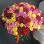 Разноцветный букет из 101 розы "Королева Сада"