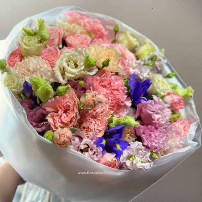 Цветы #20 Букет в пастельных тонах с пионовидной розой Бомбастик и незабудками