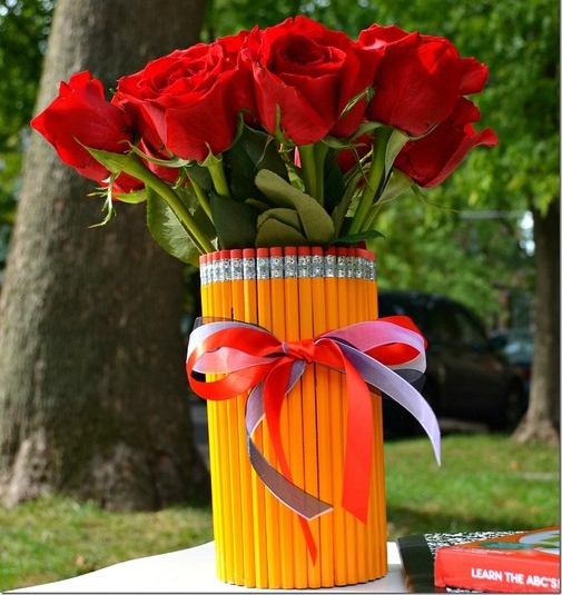 Нужно ли дарить цветы на День учителя?