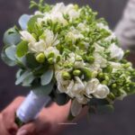 Букет из белых фрезий "Серебряная Мечта"