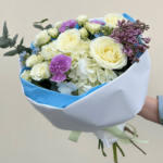 Букет из сирени, гортензии и белой розы