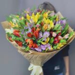 Разноцветный букет альстромерий "Винни-Пух"